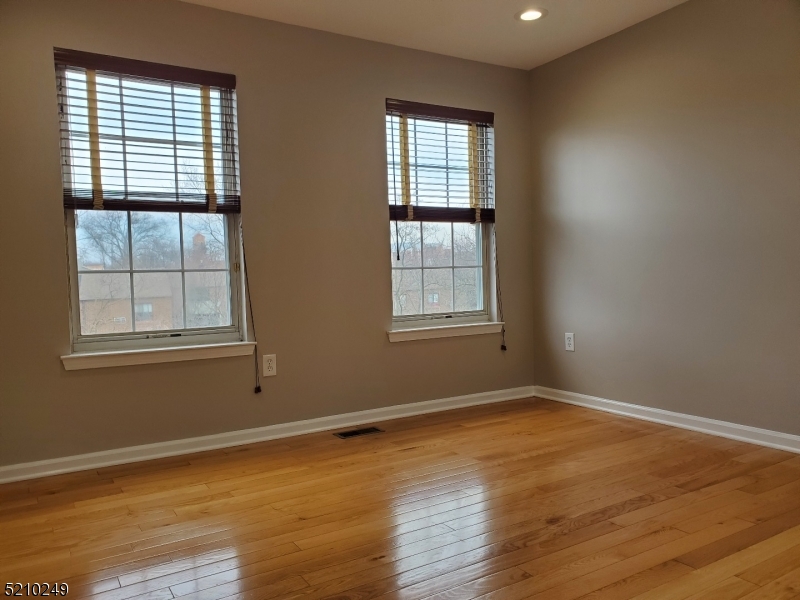 Montclair Twp., New Jersey 07042, United States, 2 Bedrooms Bedrooms, ,3 BathroomsBathrooms,Residential,Coming Soon,219981