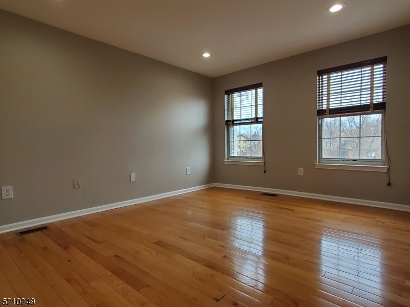 Montclair Twp., New Jersey 07042, United States, 2 Bedrooms Bedrooms, ,3 BathroomsBathrooms,Residential,Coming Soon,219981