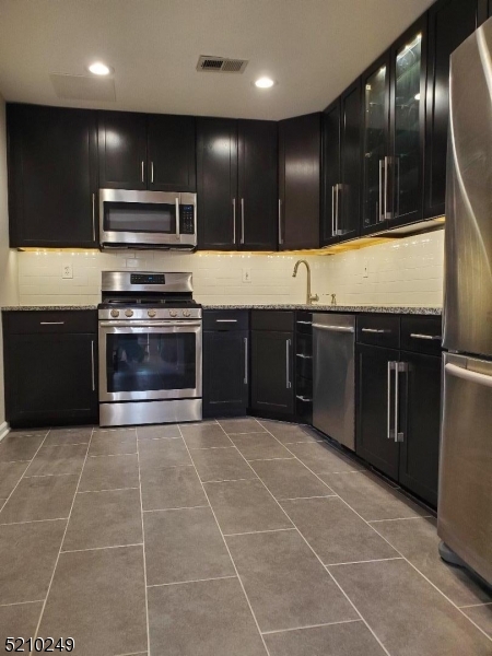 Montclair Twp., New Jersey 07042, United States, 2 Bedrooms Bedrooms, ,3 BathroomsBathrooms,Residential,Coming Soon,219981