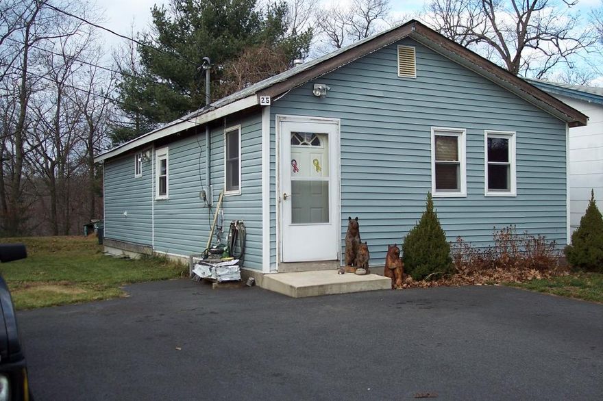 BRIGHT 3BR 1 BATH LOCATED ON THE 3RD FLOOR IN THE HEART OF WESTFIELD.   Washer & Dryer in Apt. ONE PARKING SPACE INCLUDED IN THE RENT BEHIND THE PROPERTY.  WALK TO TRAIN, SHOPS AND FINE DINING.  DO NOT USE SHOWING TIME.