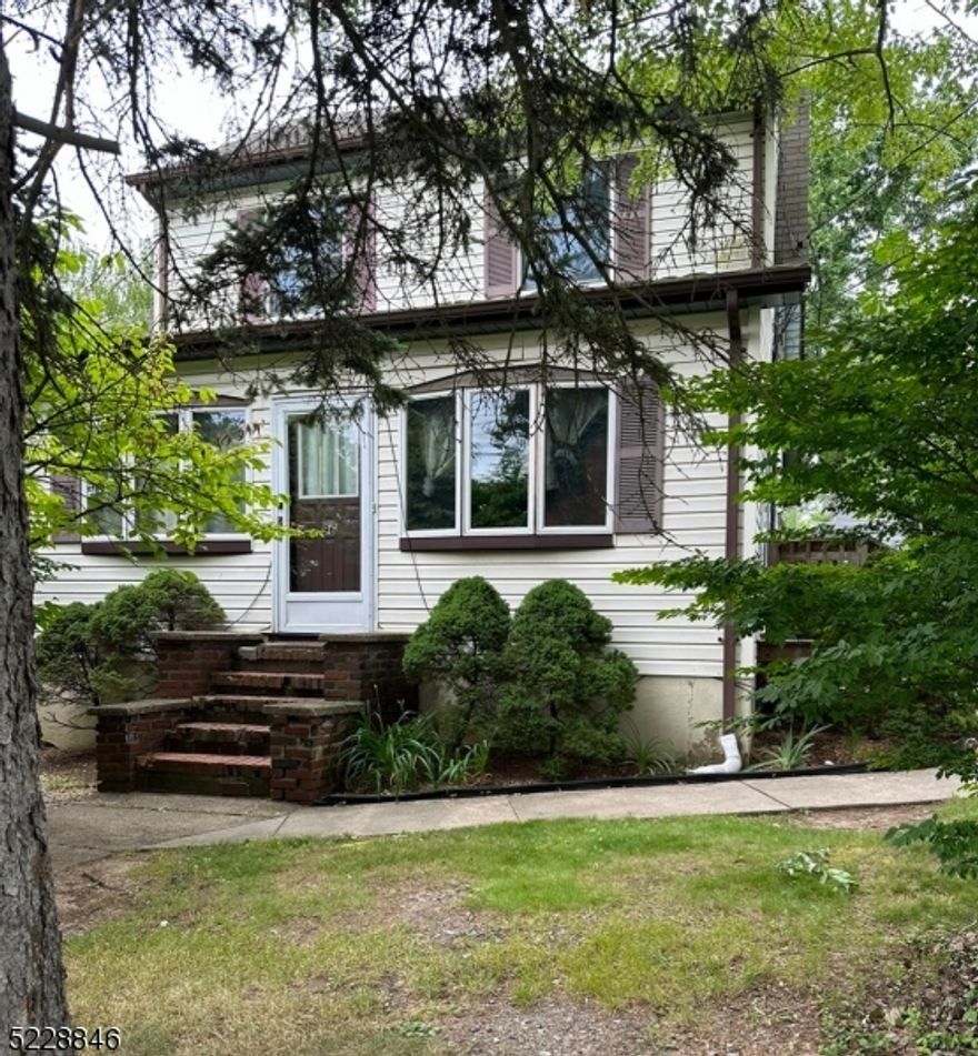 Whippany one bedroom second floor apartment with living room, bedroom, kitchen & bath. Spacious sized rooms with new flooring and fleshly painted.Good sized kitchen with new refrigerator, dishwasher and range. Central Air Conditioning.   Outdoor area on the side that the tenant can use. Convenient to major highways.