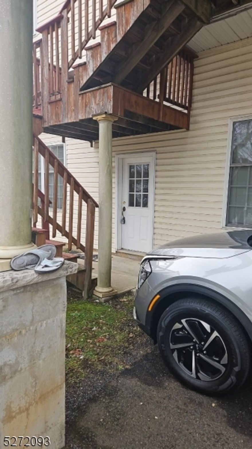 Nice and clean apartment on first floor. Large living room open to kitchen with breakfast bar, large bedroom, updated bathroom and large walk in closet.Tenant to pay 1/3 of Gas and Electric