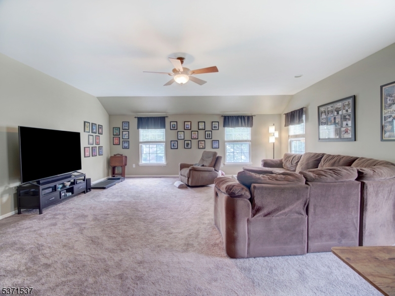 POETS PEAK - Residential