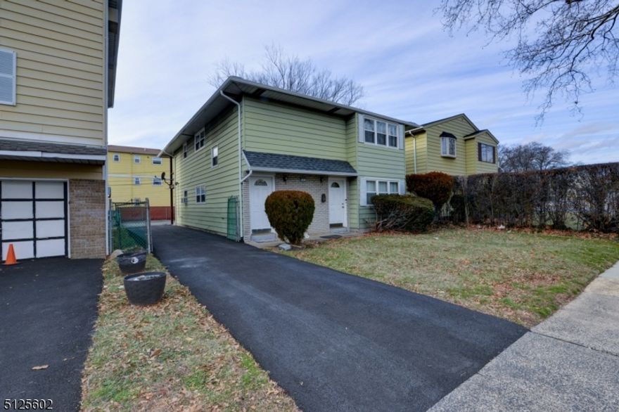 Nestled on a cul-de-sac, this two bedrooms second floor apartment is a commuters' dream gem. The unit  features a formal dining room, a living room , two bedrooms and a bonus room that can be used as an office or a third bedroom.
