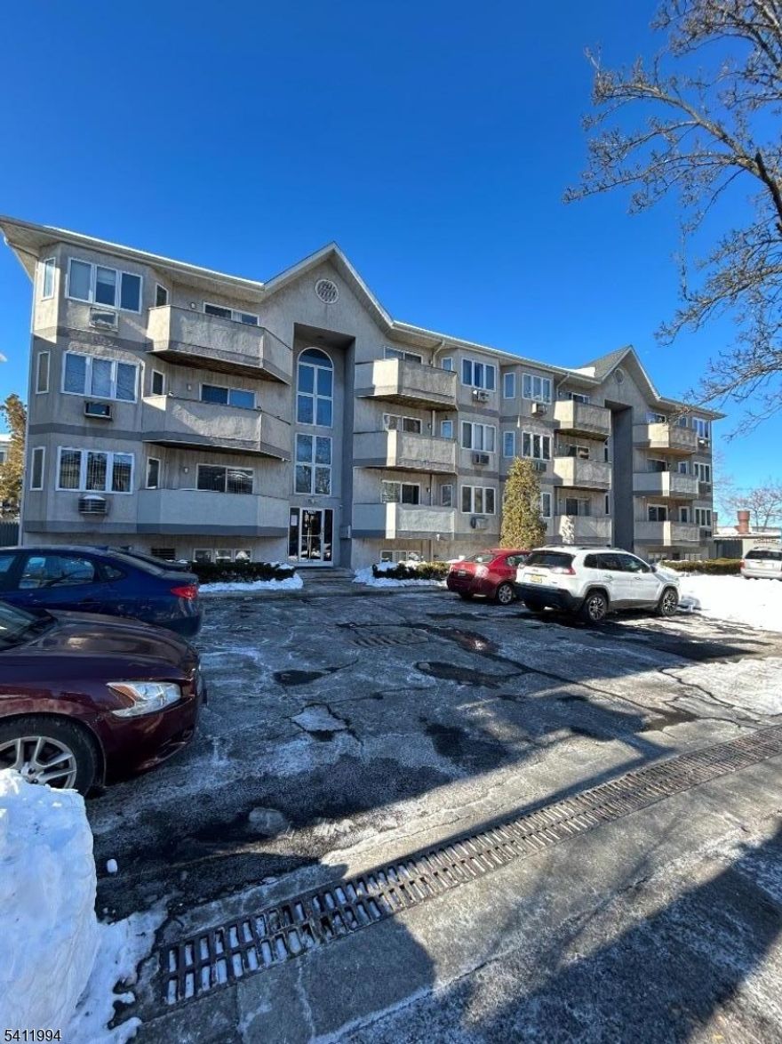spacious 3 bedroom, 3 bathroom 1st floor condominium in move in condition