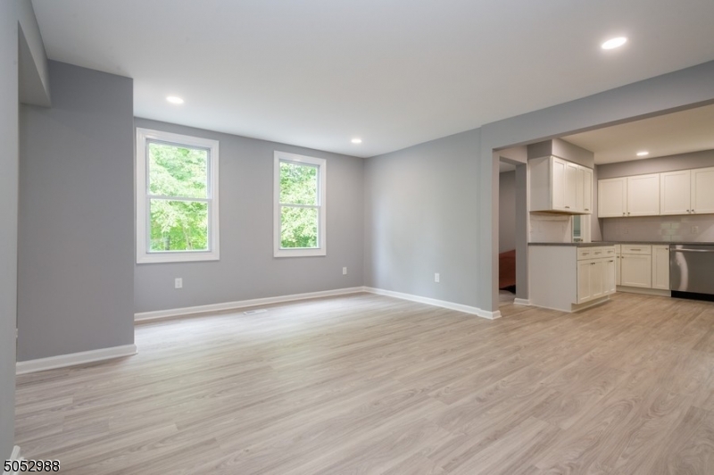 Somerville Boro, New Jersey 08876, United States, 3 Bedrooms Bedrooms, ,2 BathroomsBathrooms,Residential,Pending,82736