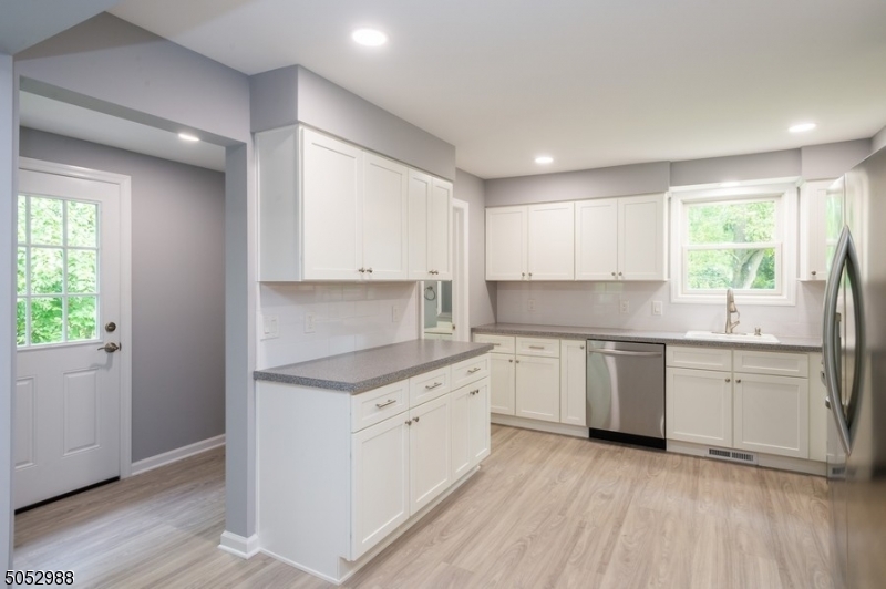 Somerville Boro, New Jersey 08876, United States, 3 Bedrooms Bedrooms, ,2 BathroomsBathrooms,Residential,Pending,82736