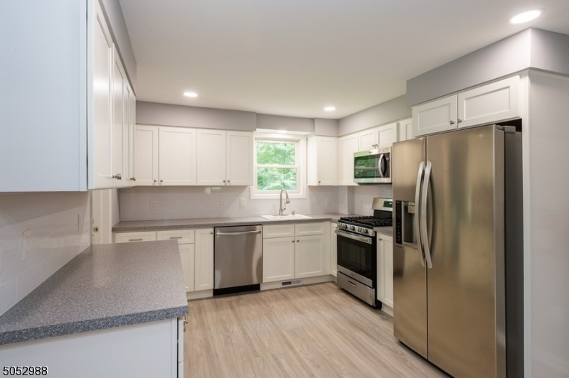 Somerville Boro, New Jersey 08876, United States, 3 Bedrooms Bedrooms, ,2 BathroomsBathrooms,Residential,Pending,82736