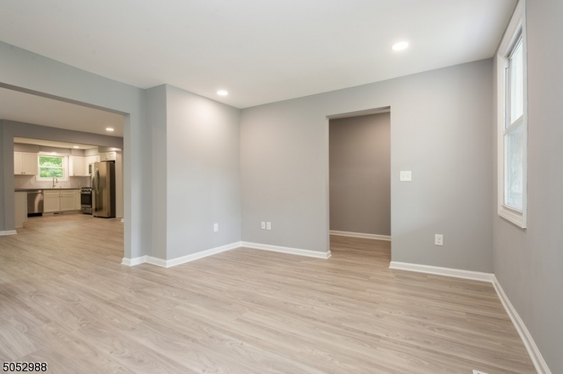 Somerville Boro, New Jersey 08876, United States, 3 Bedrooms Bedrooms, ,2 BathroomsBathrooms,Residential,Pending,82736