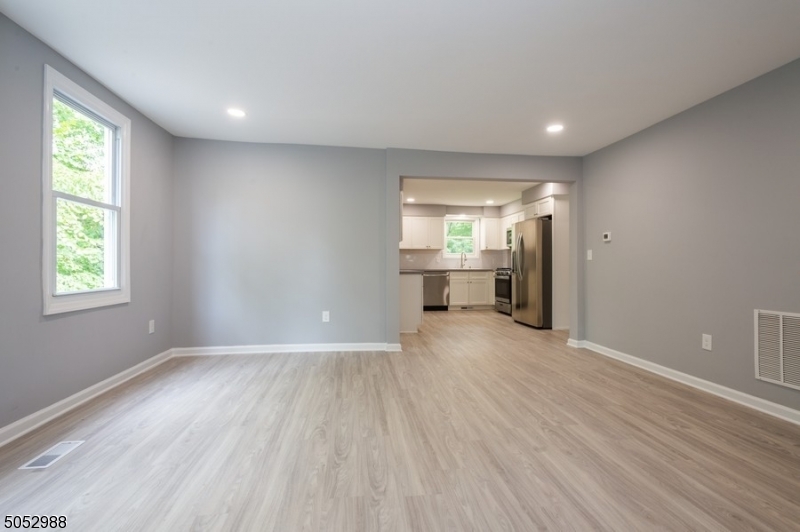 Somerville Boro, New Jersey 08876, United States, 3 Bedrooms Bedrooms, ,2 BathroomsBathrooms,Residential,Pending,82736