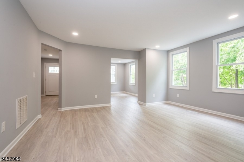 Somerville Boro, New Jersey 08876, United States, 3 Bedrooms Bedrooms, ,2 BathroomsBathrooms,Residential,Pending,82736