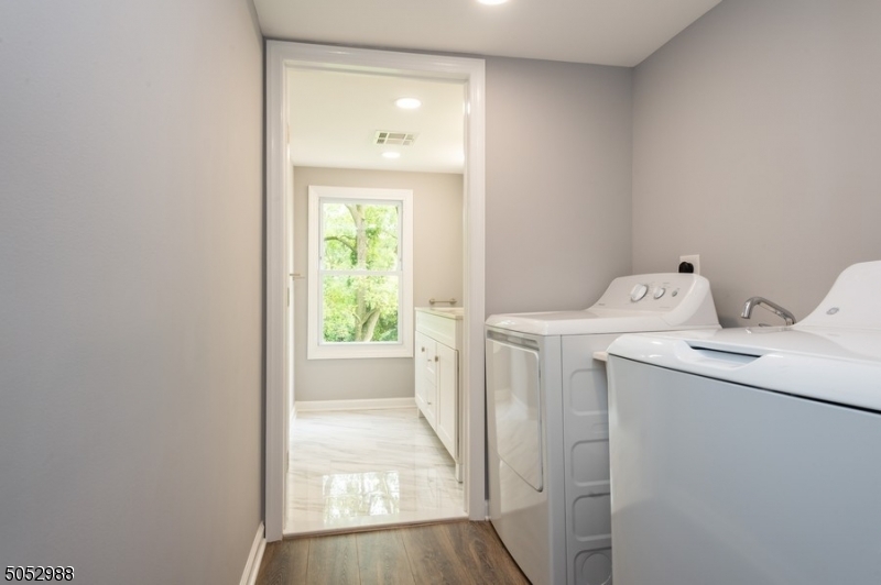 Somerville Boro, New Jersey 08876, United States, 3 Bedrooms Bedrooms, ,2 BathroomsBathrooms,Residential,Pending,82736