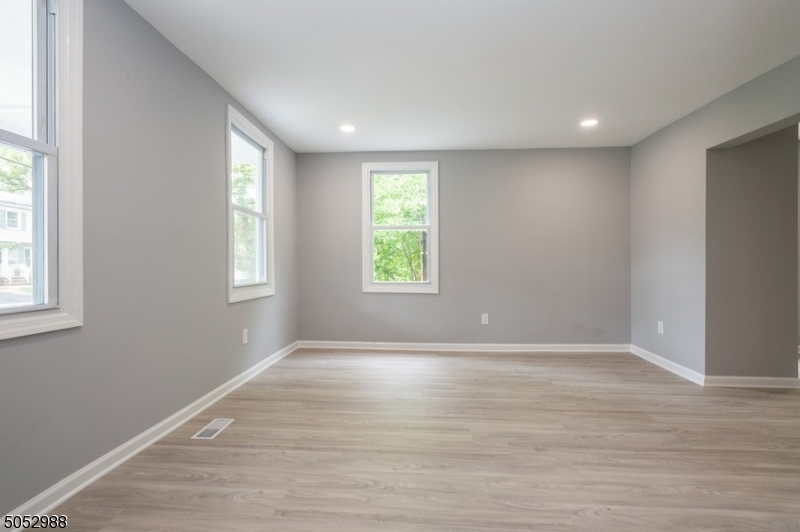 Somerville Boro, New Jersey 08876, United States, 3 Bedrooms Bedrooms, ,2 BathroomsBathrooms,Residential,Pending,82736