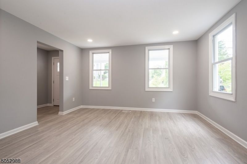 Somerville Boro, New Jersey 08876, United States, 3 Bedrooms Bedrooms, ,2 BathroomsBathrooms,Residential,Pending,82736