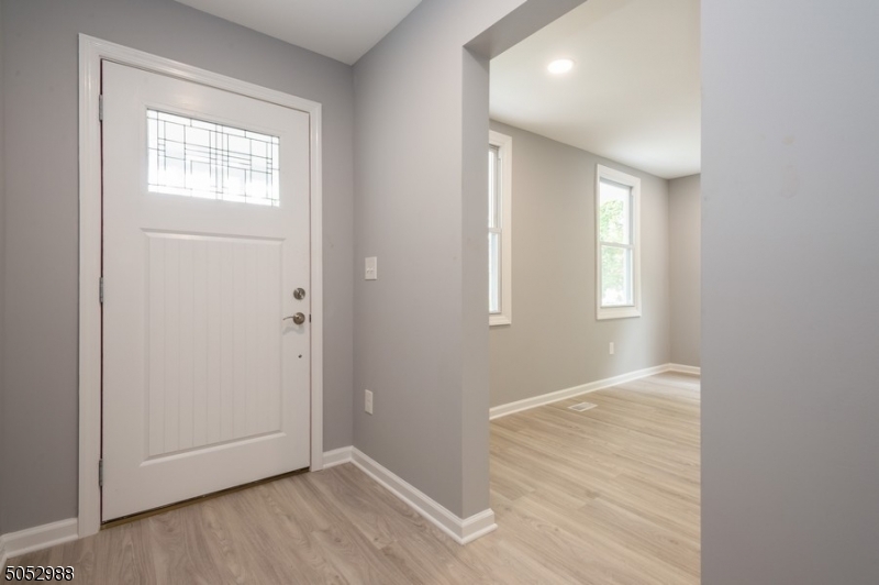 Somerville Boro, New Jersey 08876, United States, 3 Bedrooms Bedrooms, ,2 BathroomsBathrooms,Residential,Pending,82736