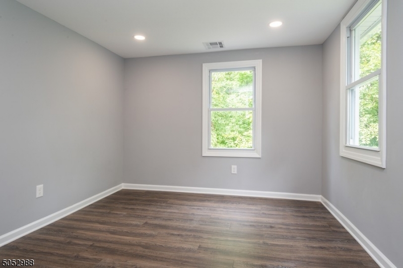 Somerville Boro, New Jersey 08876, United States, 3 Bedrooms Bedrooms, ,2 BathroomsBathrooms,Residential,Pending,82736