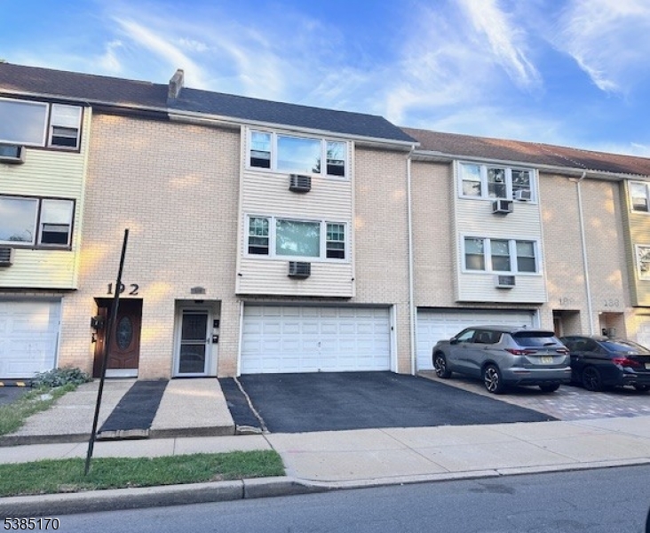 East Orange City, New Jersey 07017, United States, 2 Bedrooms Bedrooms, ,2 BathroomsBathrooms,Residential,Active,230698