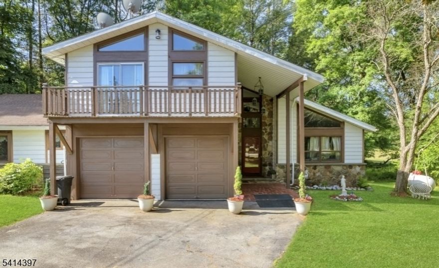 Amazing opportunity! Spacious 1/2 duplex w/over 2500 sq ft! 4 BRs, 2 BATHS,2 HALF BATHS, fabulous parquet wood floors, beautiful stone fireplace, open concept dining/living room w/high ceilings, large kitchen w/double gas cooktops, double wall ovens, lots of counter & cabinet space, & is open to the family room w/doors out to the patio. The ensuite MB features sliding doors to the private deck w/beautiful lake views. The oversized lot w/private patio is a gardeners delight! A full, finished, walkout basement features rec room, work shop, wine cellar and lots of storage space! , this unique half duplex can easily become your dream home! Community amenities include lake access, beach, playground, and tennis courts. Integrated into the community is HPCC's 18-hole public golf course & restaurant.