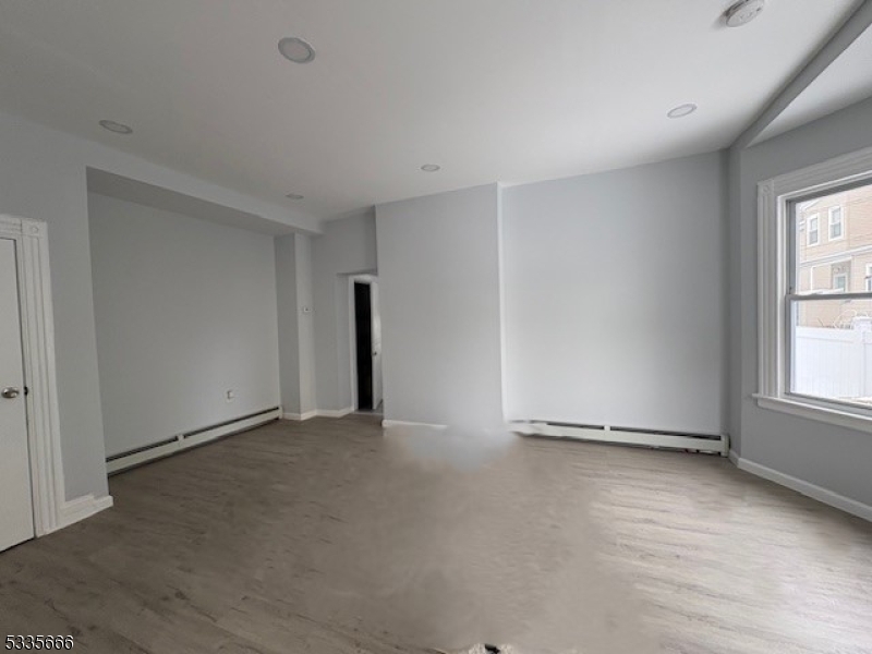 East Orange City, New Jersey 07017, United States, 6 Bedrooms Bedrooms, ,3 BathroomsBathrooms,Residential,Active,10938