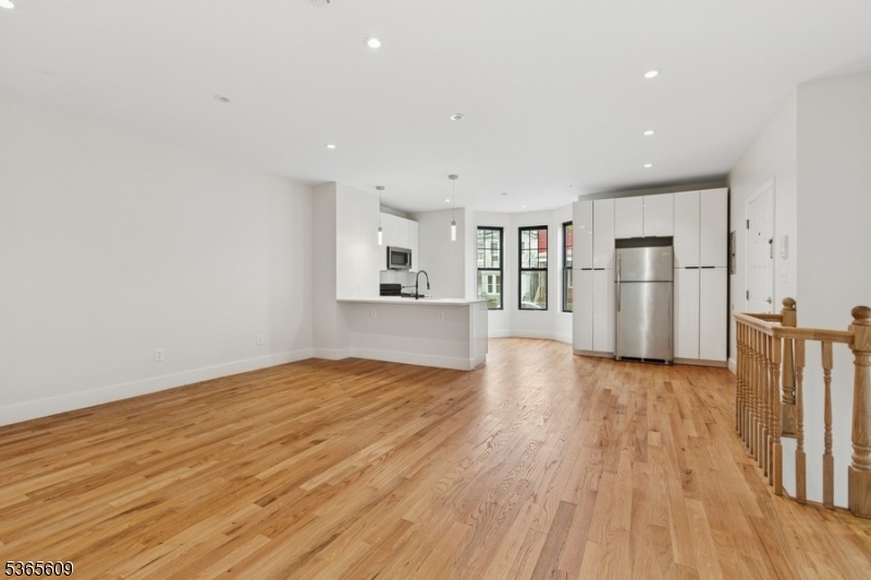 Jersey City, New Jersey 07307, United States, 4 Bedrooms Bedrooms, ,2 BathroomsBathrooms,Residential,Active,162608