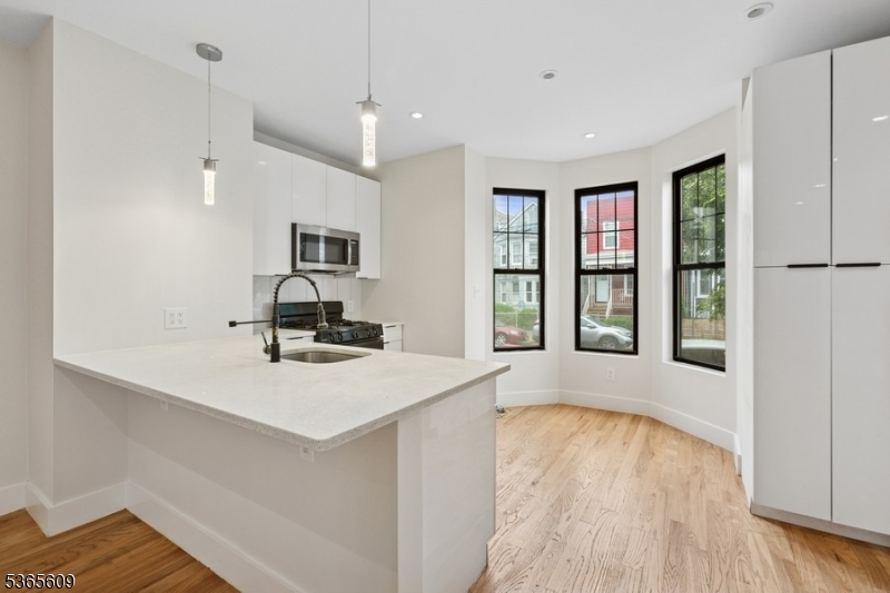 Jersey City, New Jersey 07307, United States, 4 Bedrooms Bedrooms, ,2 BathroomsBathrooms,Residential,Active,162608