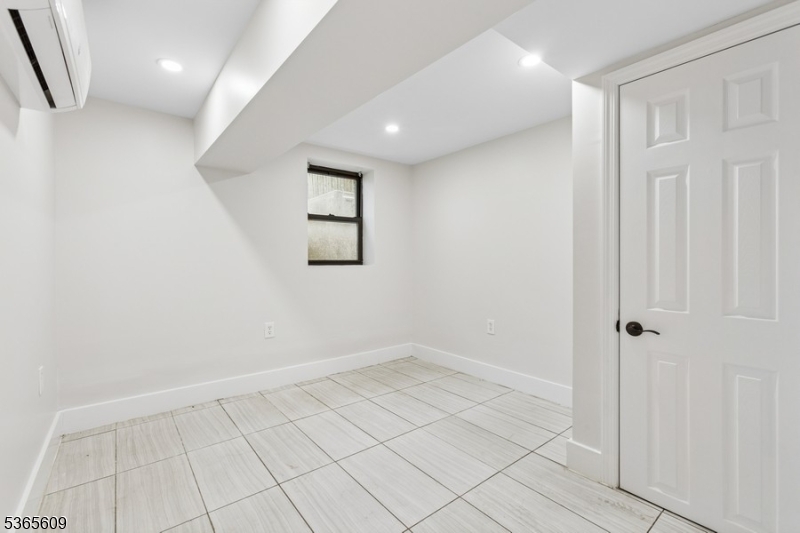 Jersey City, New Jersey 07307, United States, 4 Bedrooms Bedrooms, ,2 BathroomsBathrooms,Residential,Active,162608