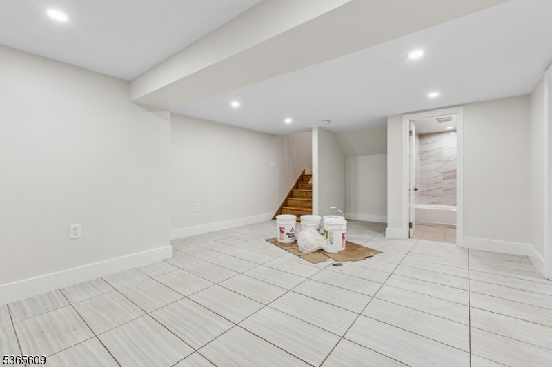 Jersey City, New Jersey 07307, United States, 4 Bedrooms Bedrooms, ,2 BathroomsBathrooms,Residential,Active,162608