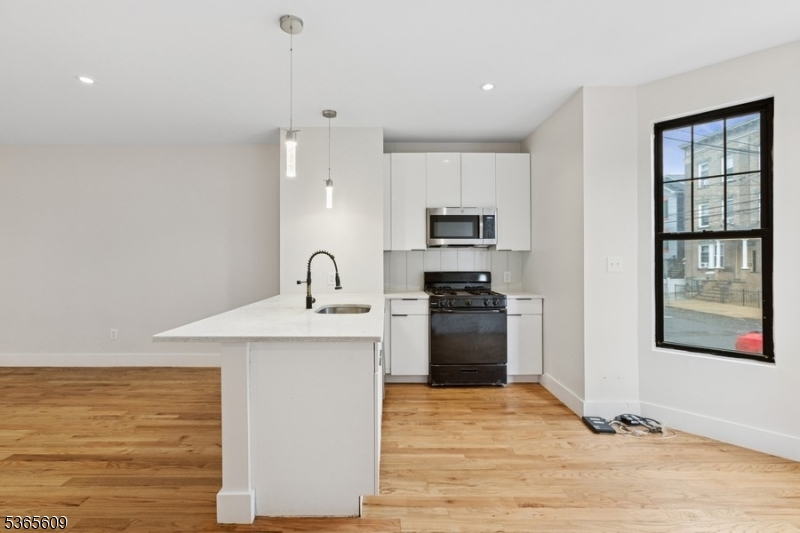 Jersey City, New Jersey 07307, United States, 4 Bedrooms Bedrooms, ,2 BathroomsBathrooms,Residential,Active,162608