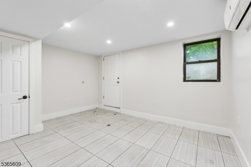 Jersey City, New Jersey 07307, United States, 4 Bedrooms Bedrooms, ,2 BathroomsBathrooms,Residential,Active,162608