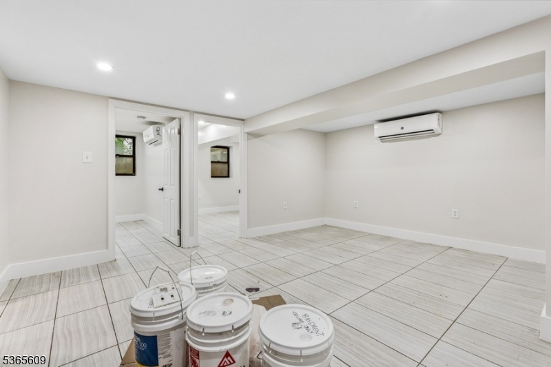 Jersey City, New Jersey 07307, United States, 4 Bedrooms Bedrooms, ,2 BathroomsBathrooms,Residential,Active,162608