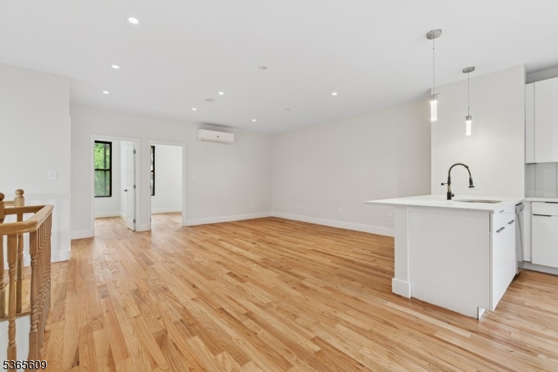 Jersey City, New Jersey 07307, United States, 4 Bedrooms Bedrooms, ,2 BathroomsBathrooms,Residential,Active,162608