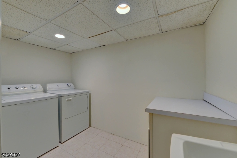 Pequannock Twp., New Jersey 07444, United States, 3 Bedrooms Bedrooms, ,2 BathroomsBathrooms,Residential,Active,160568