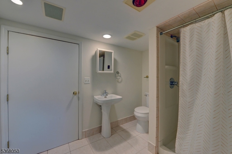 Pequannock Twp., New Jersey 07444, United States, 3 Bedrooms Bedrooms, ,2 BathroomsBathrooms,Residential,Active,160568