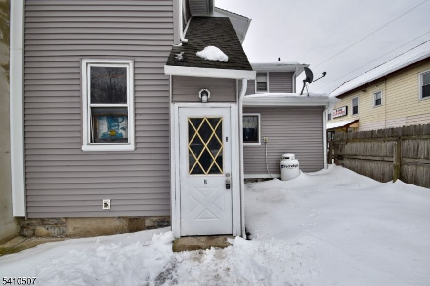 newly updated 2 bedroom 1 bath apt located in the heart of Franklin boro, A must see!