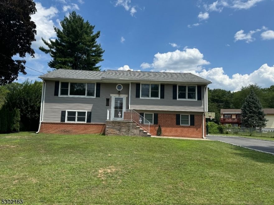 Completely renovated bilevel and large lot,New kitchen, siding , windows, bathrooms done in 2017.