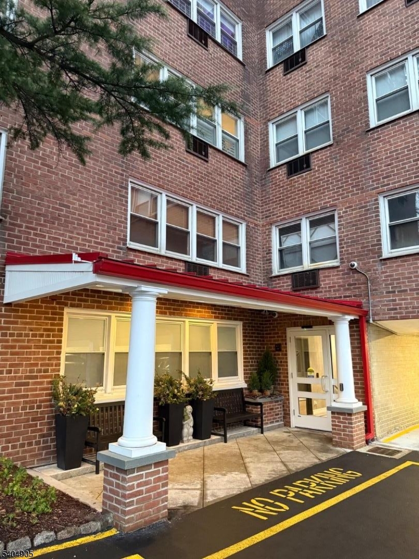 Maplewood Plaza Condominium - Residential Lease