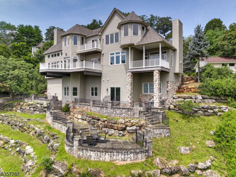 15 Laurel Ter