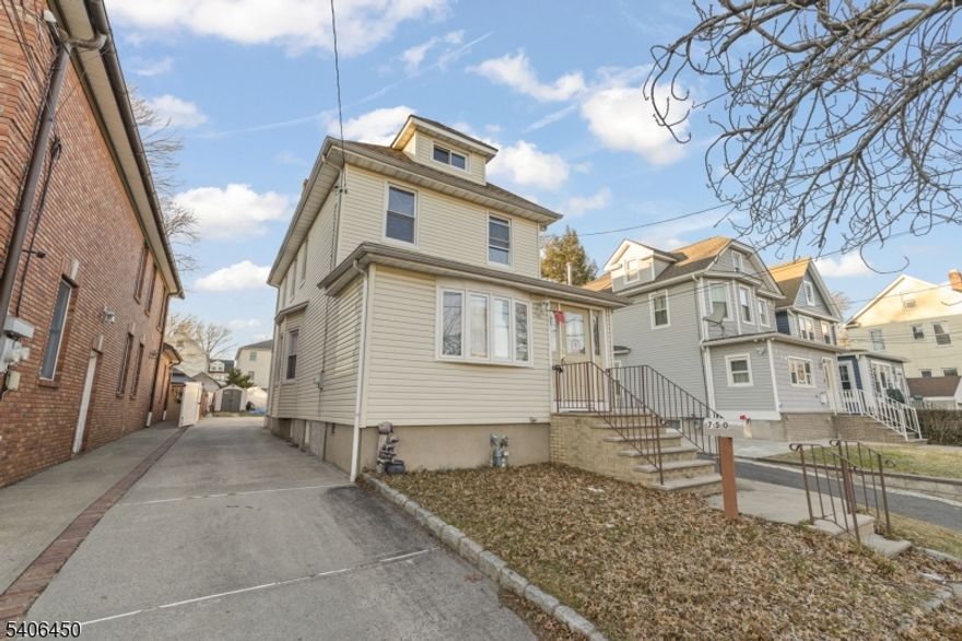 Well-maintained home featuring 3 bedrooms and 2 full bathrooms. The main level offers a functional kitchen and comfortable living room, ideal for everyday living. The fully finished walk-out basement provides additional living space, perfect for a family room, home office, or guest area. Enjoy outdoor living in the large backyard, offering ample space for relaxation and entertaining. Conveniently located near schools and Kellog Park, providing easy access to local amenities and recreation. A great opportunity in a desirable location.