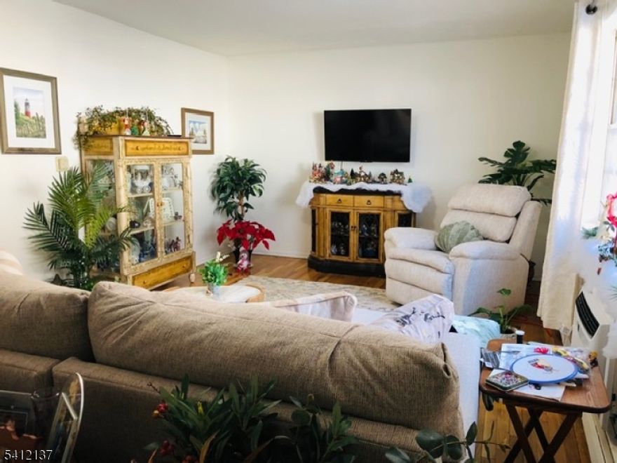 MULTIPLE UNITS AVALIABLE!!! Renovated 1 Bedroom Apartment!!! Hardwood Floors, Updated Kitchen, Plenty Of Parking, New Ownership!!! ... Only 1 Month Security... Walking Distance To Downtown...Must See!!!! Located At Desirable Stonewood Apartments !!!  Great Rental!!! Great Location For The Everyday Commuter!!! Garage Available For An Extra $195 Per Month.... Starting at $1495