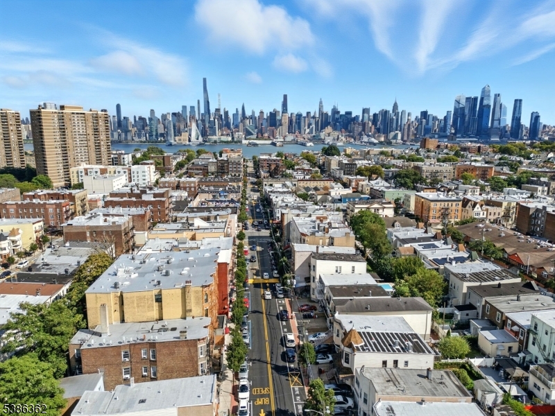 APPLE RIDGE CONDOMINIUM - Residential Lease