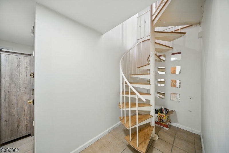 APPLE RIDGE CONDOMINIUM - Residential Lease