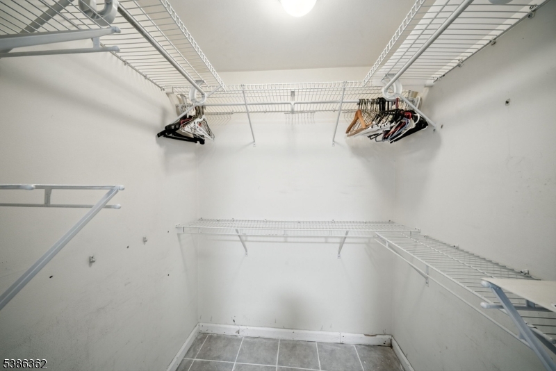 APPLE RIDGE CONDOMINIUM - Residential Lease