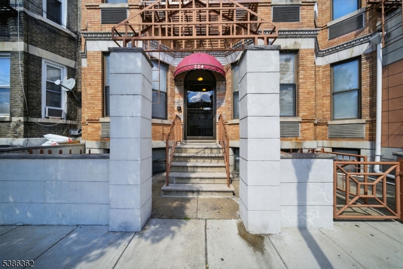 APPLE RIDGE CONDOMINIUM - Residential Lease