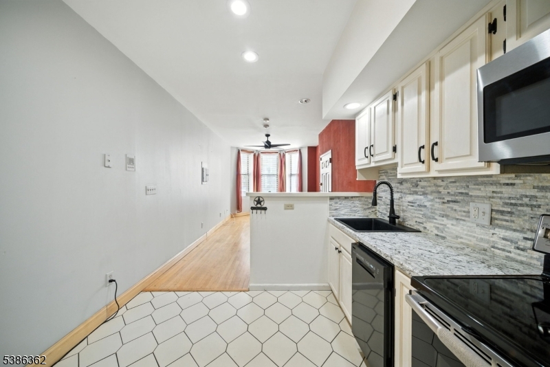 APPLE RIDGE CONDOMINIUM - Residential Lease