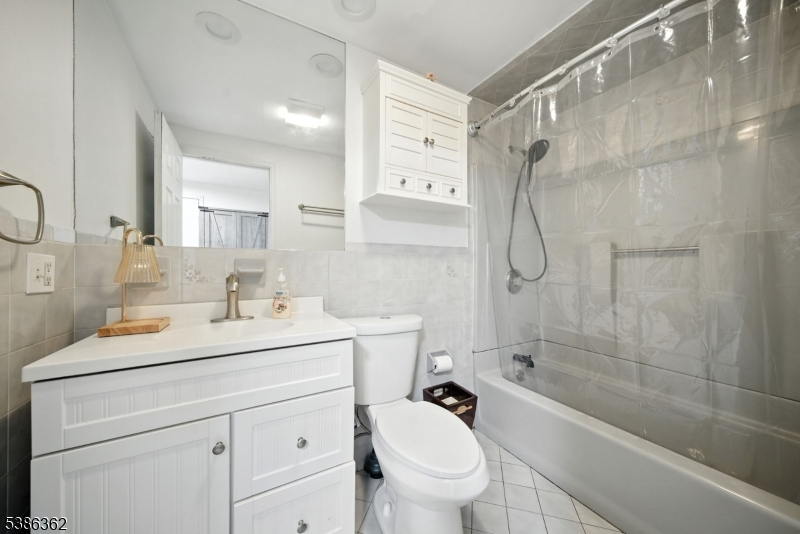 APPLE RIDGE CONDOMINIUM - Residential Lease