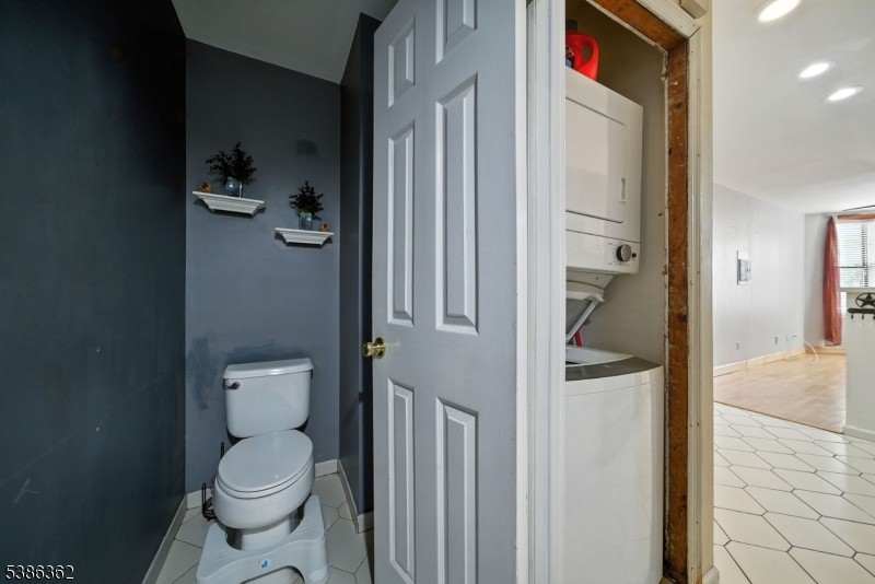 APPLE RIDGE CONDOMINIUM - Residential Lease