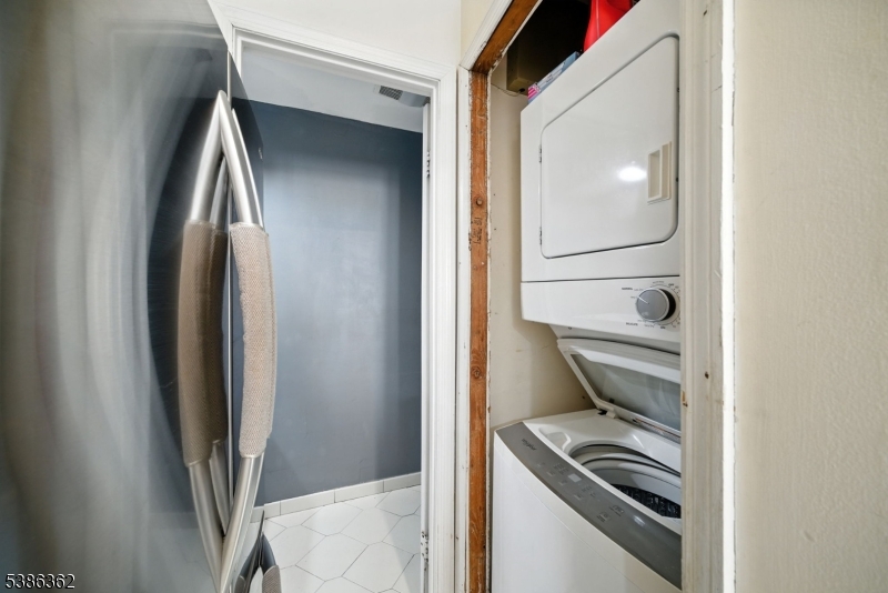 APPLE RIDGE CONDOMINIUM - Residential Lease