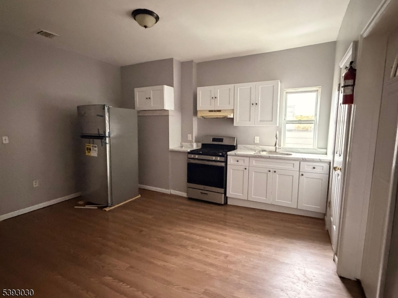 LOWER BROADWAY - Residential Lease