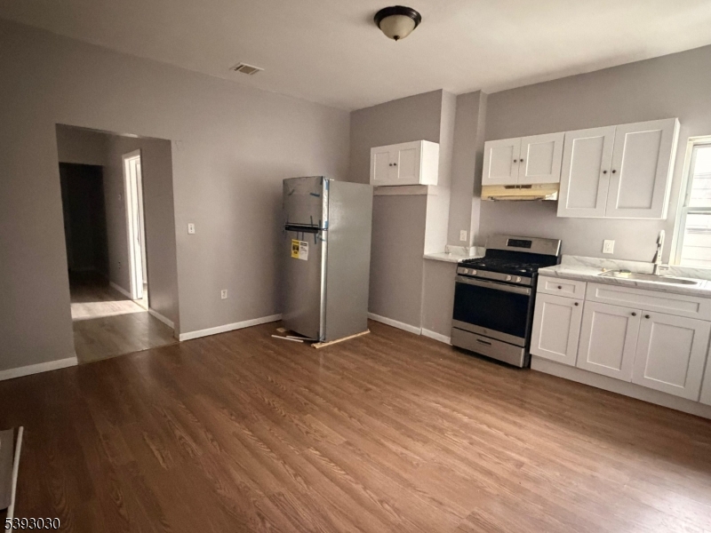 LOWER BROADWAY - Residential Lease