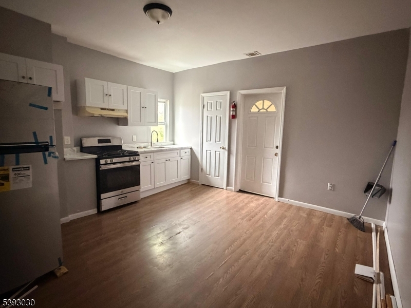 LOWER BROADWAY - Residential Lease